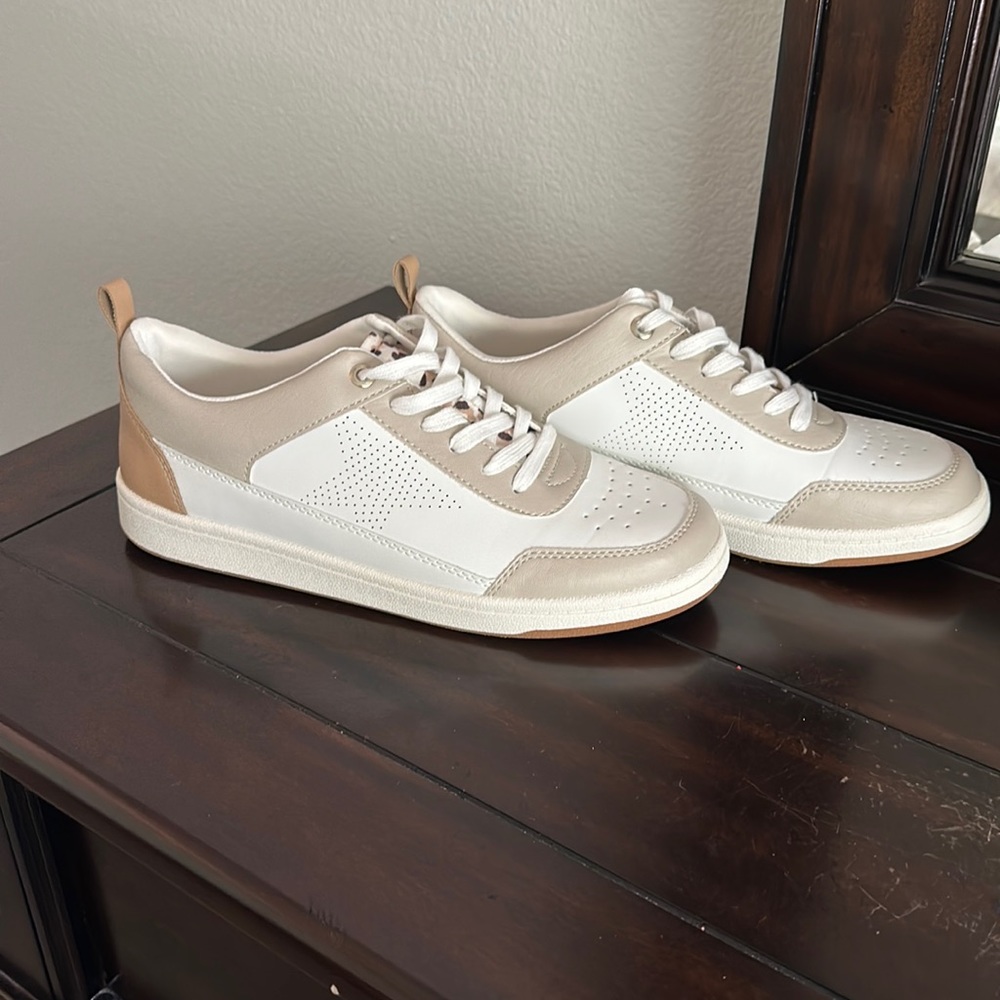 Universal Thread Sneakers, Size 10